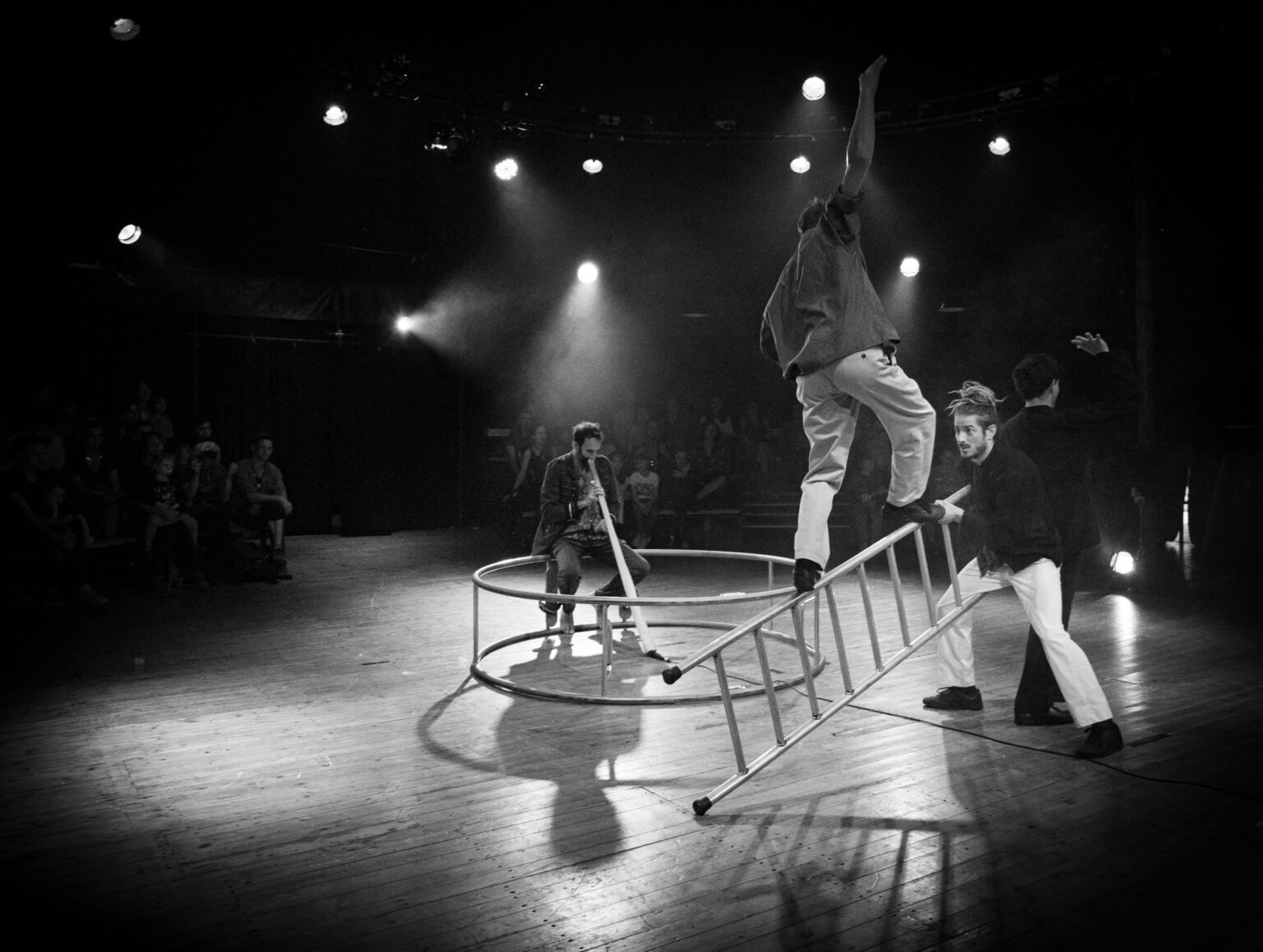 Eccezione-Magdaclan-circo-foto-Matteo-Silvan-bn-acrobati-1536×1158